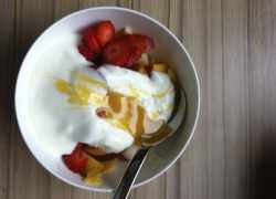 Jogurt s medom a čerstvým ovocím