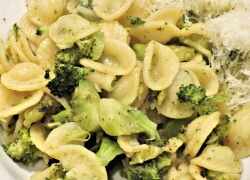 Cestoviny orecchiette s brokolicou a syrom