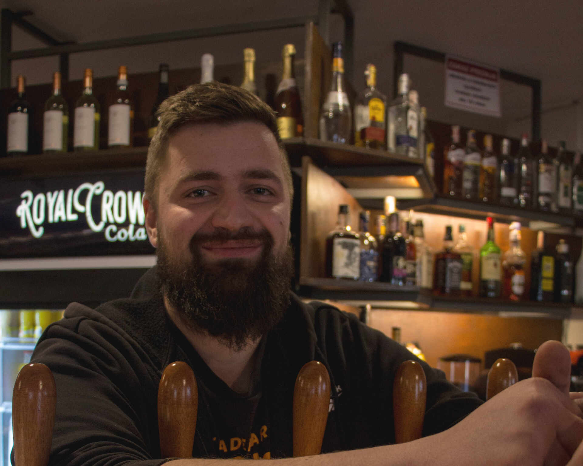 Matej Ivanič počas práce v ACADEMY Bar & Cofffee