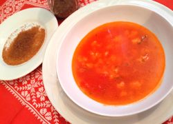 Sladká červená polievka z paradajkového pretlaku, ryža a trstinový cukor