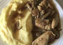 Hotové kuracie mäso na prírodno s hubami so zemiakovou kašou