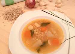 Krúpková polievka s mrkvou, zelerom, petržlenom a vňaťkou