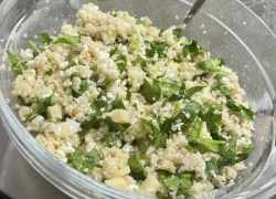 Hotový quinoa šalát s tvarohom v priesvitnej nádobe