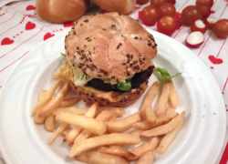 Mäsovo-syrový hamburger v celozrnnej žemli so šalátom