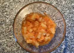 Hotový mrkvovo-ananásový šalát v sklenenej miske