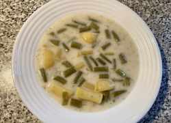 Hotová polievka z fazuľových luskov s kôprom a zemiakmi