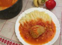 Zeleninovo-sójová naplnená paprika v paradajkovej omáčke so zemiakovou kašou
