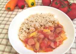 Párky, paprika, paradajky v gulášovej omáčke, tymiánová ryža