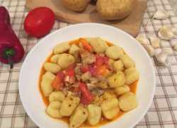 Gnocchi s gulášom z hlivy ustricovej, paradajky, paprika