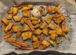 Hotová pečená jesenná zelenina - tekvica hokkaido, cibuľa a mrkva ako príloha