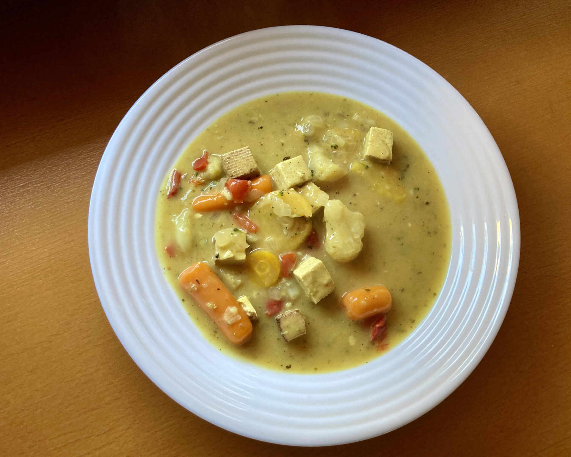 Hotová kari polievka s tofu a zeleninou