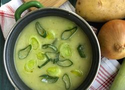 Jarná polievka s cibule a póru recept