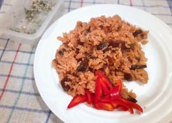 Červená repa s ryžou a syrom, vedľa kápia na bielom tanieri, v pozadí rozmrvený plesnivý syr