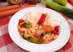 Krevetky pripravené vo woku so zeleninou. Dominantná je paprika, mrkva a cibuľa. Podávané s varenou ryžou.