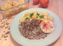 Šošovica v prívarku, varené zemiaky s petržlenovou vňaťou a stratené vajce s paprikou