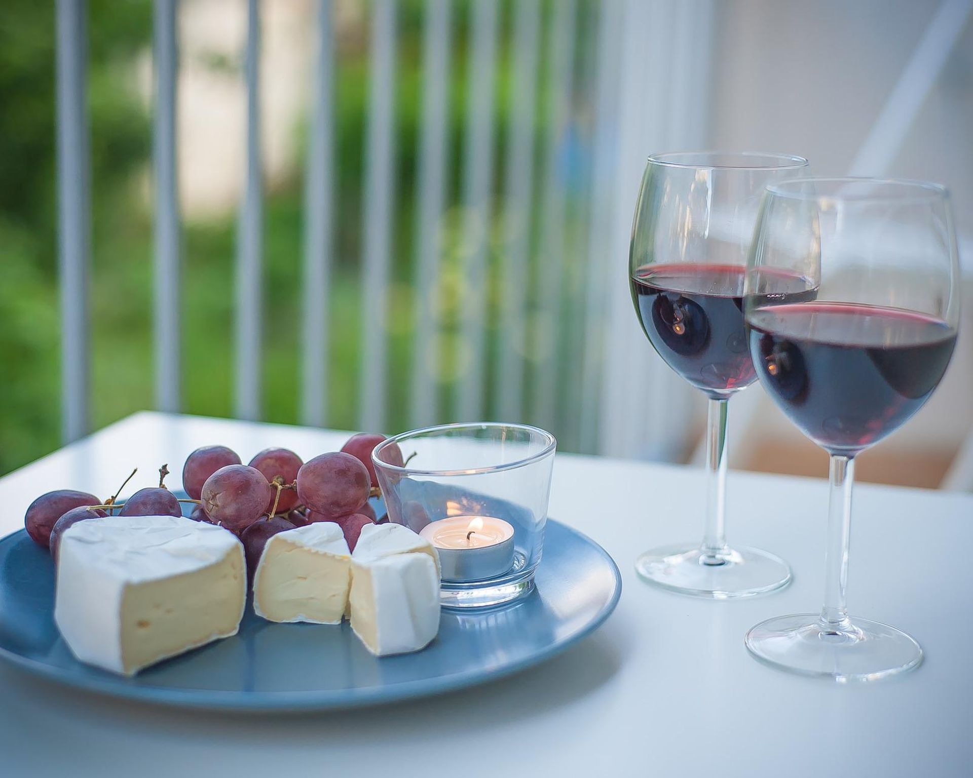 Červené víno so syrom s bielou plesňou navrchu a červeným hroznom