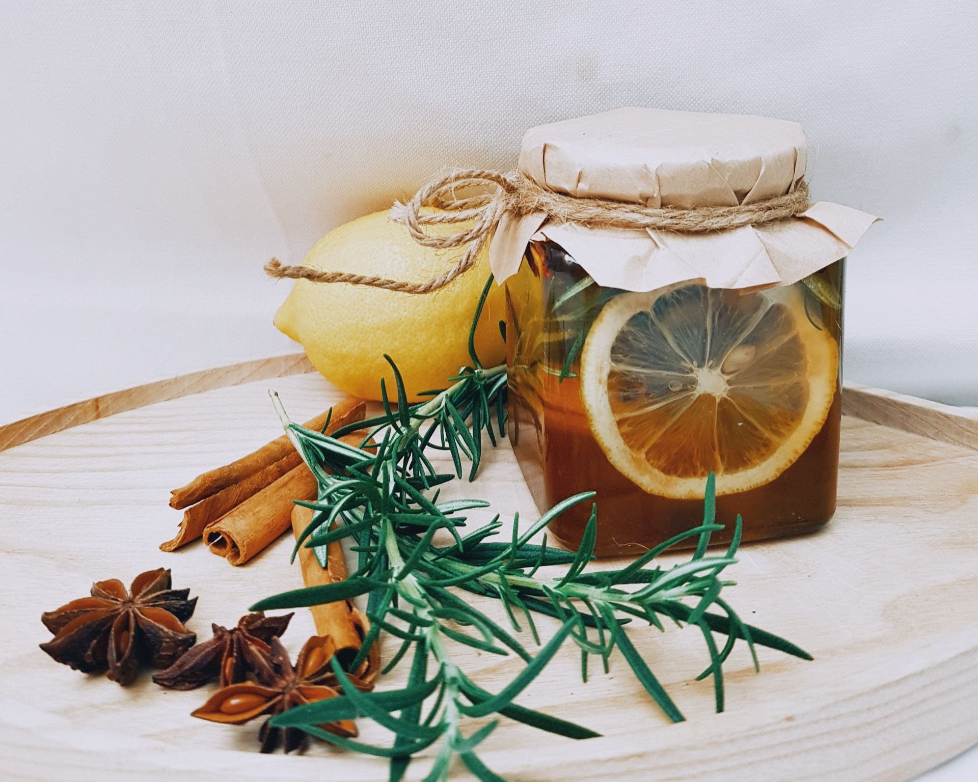 Medový zázvorový čaj s citrónom, škorica a rozmarín.