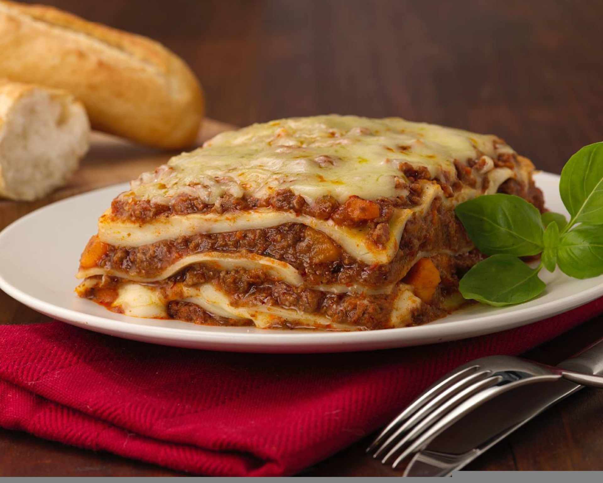 Lasagne s mletým mäsom ozdobené čerstvou bazalkou