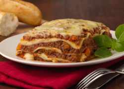 Lasagne s mletým mäsom ozdobené čerstvou bazalkou