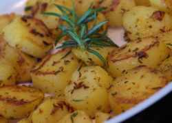 Zapečené zemiaky s rozmarínom a bylinkami