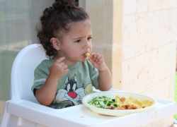 Dieťa, ktoré konzumuje výživné jedlo