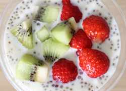 Jogurt s chia semienkami, jahodami a kiwi