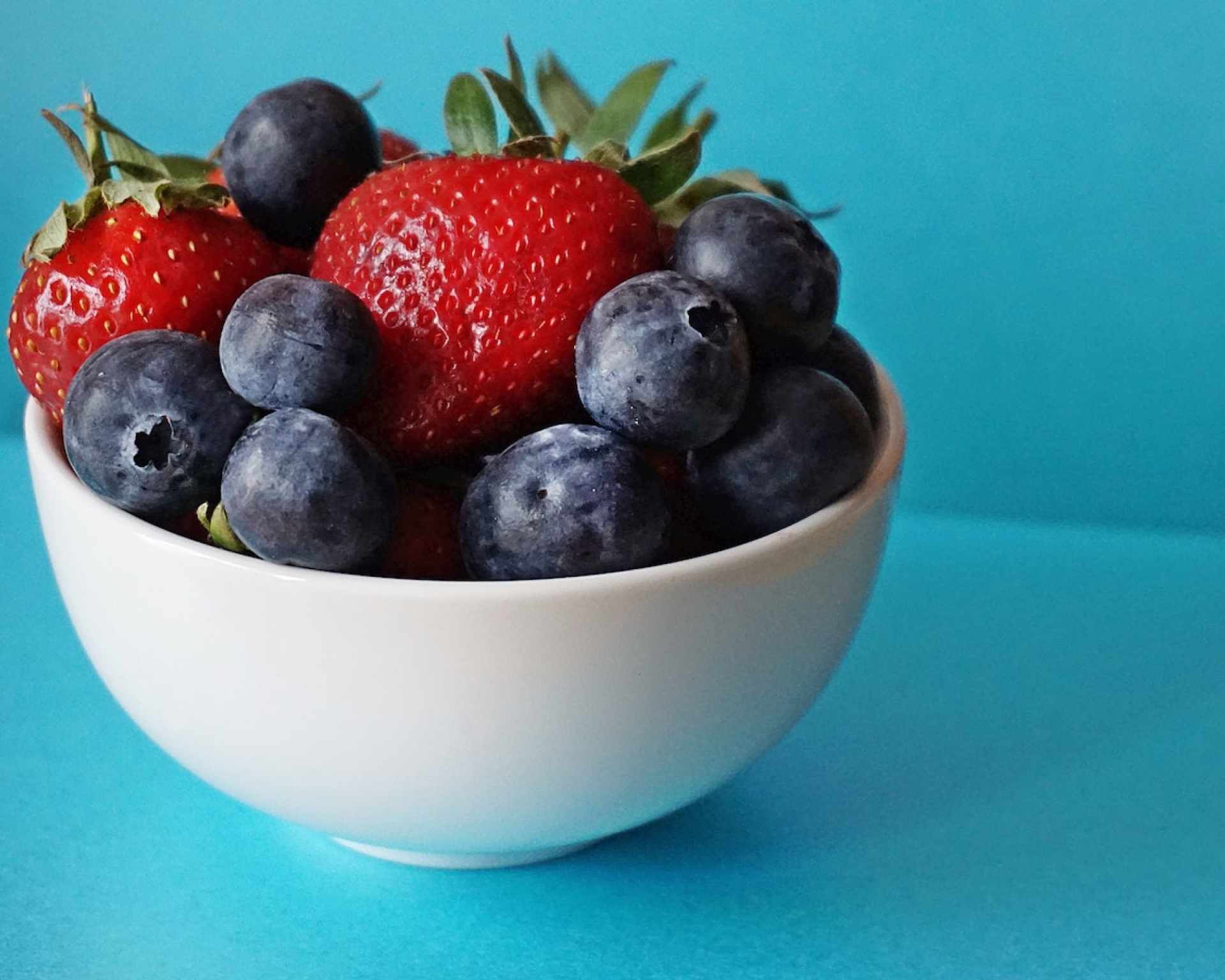 Bobuľové ovocie plné flavonoidov - jahody a čučoriedky