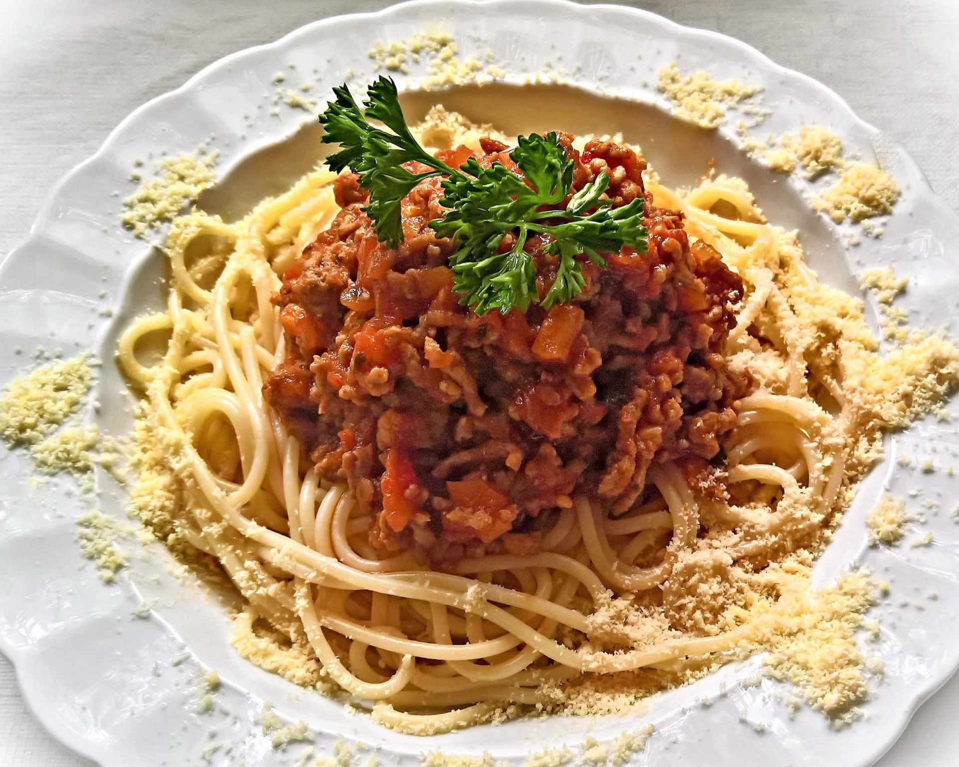 Cestoviny s omáčkou Bolognese, petržlenovou vňaťou a parmezánom