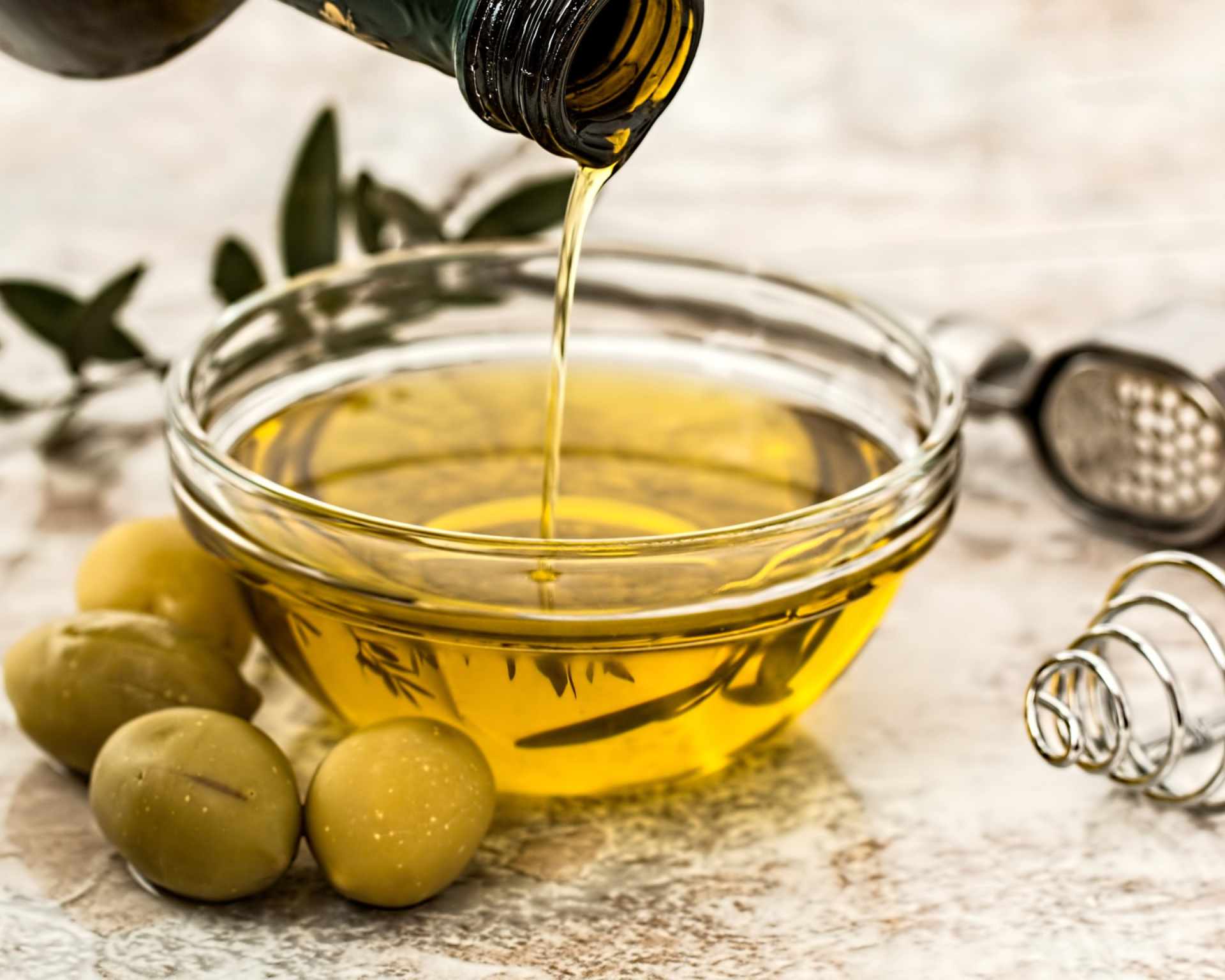 Olivový olej s olivami