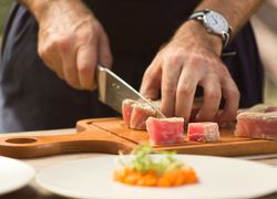 Krájanie surového mäsa na drevenej doske správne nabrúseným nožom