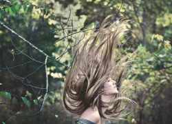 Žena s dlhými vlasmi v lese