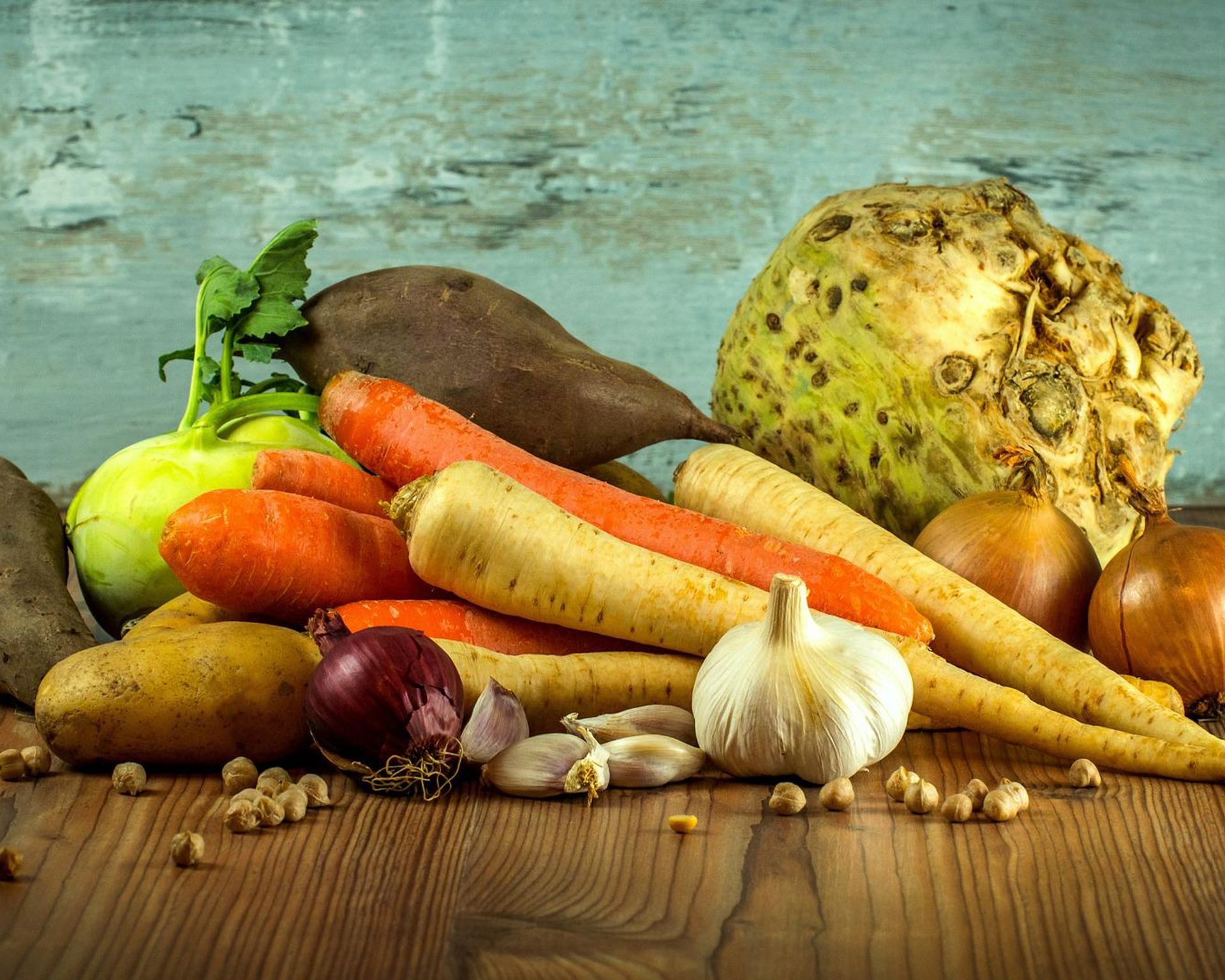 Rôzne druhy surovej zeleniny - mrkvy, petržleny, kaleráb, zeler, batáty, cibule, hlavička cesnaku