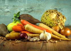 Rôzne druhy surovej zeleniny - mrkvy, petržleny, kaleráb, zeler, batáty, cibule, hlavička cesnaku