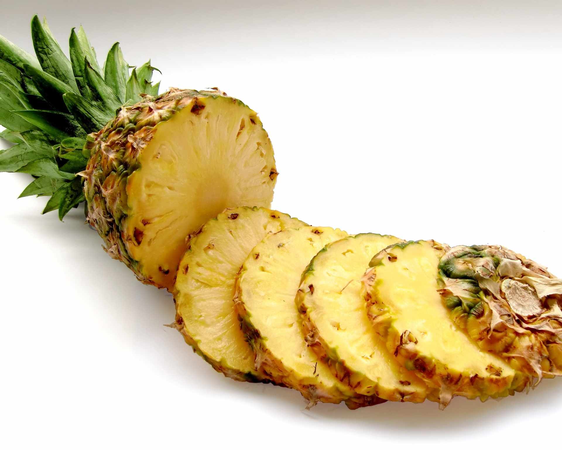 Čerstvý nakrájaný ananás