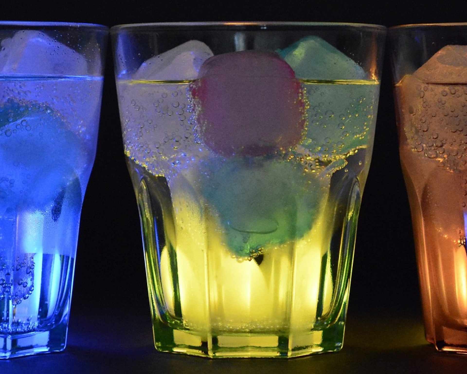 Glow drinky s ľadom svietiace v tme