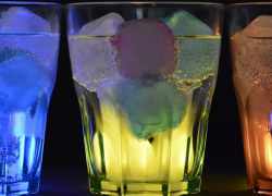 Glow drinky s ľadom svietiace v tme