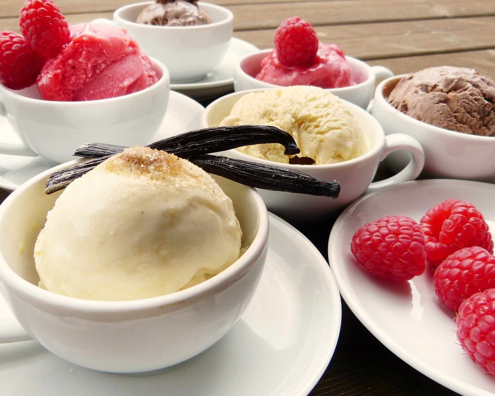 Vanilkové struky s vanilkovou zmrzlinou a čerstvými malinami