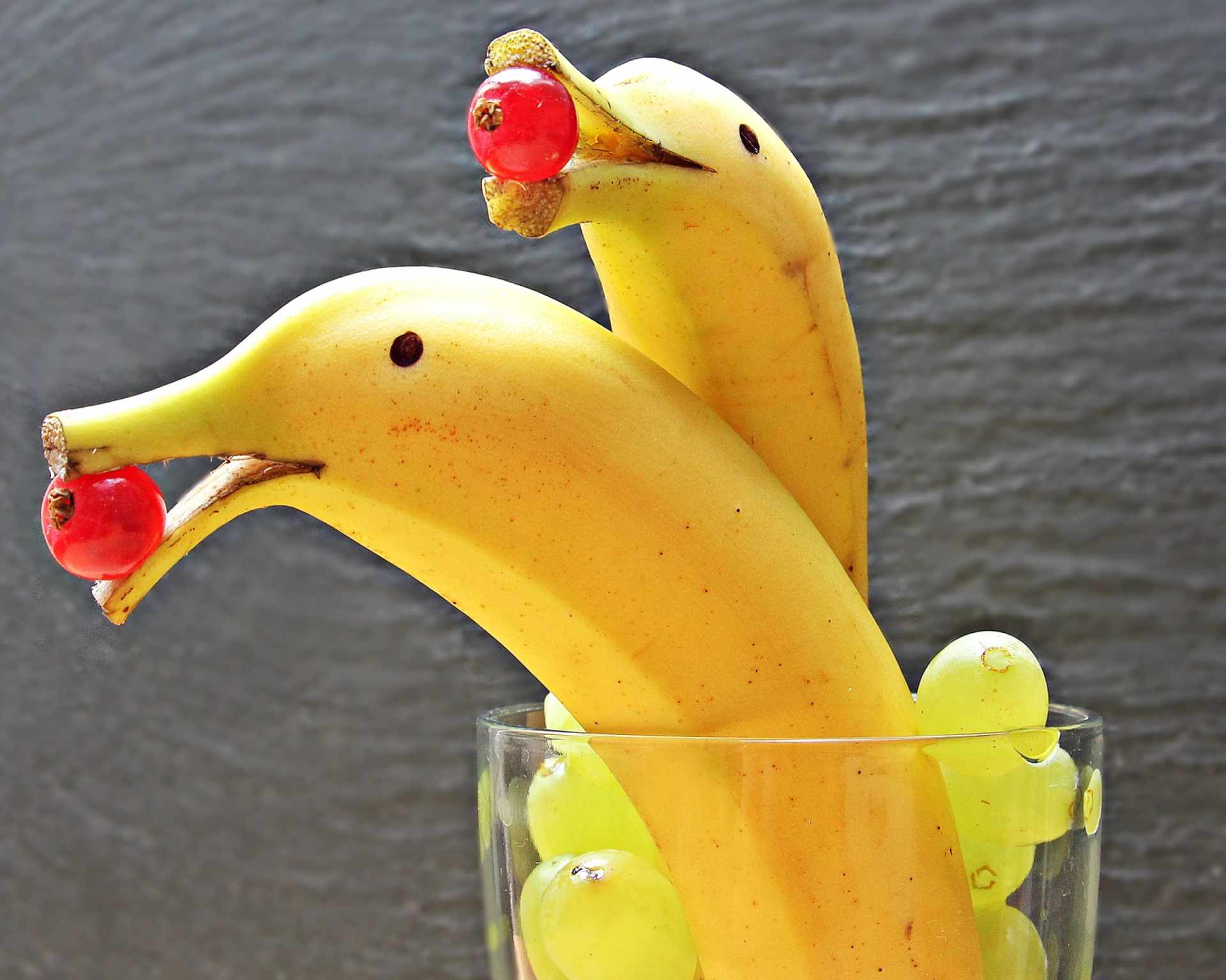 Banány v tvare delfínov s višňou