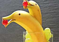 Banány v tvare delfínov s višňou
