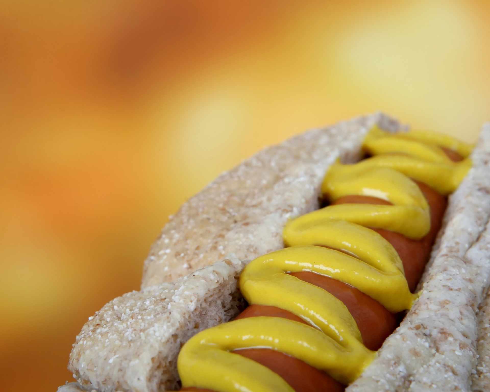 Horčica na hotdogu
