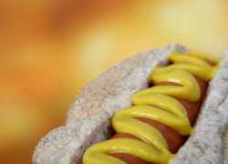 Horčica na hotdogu