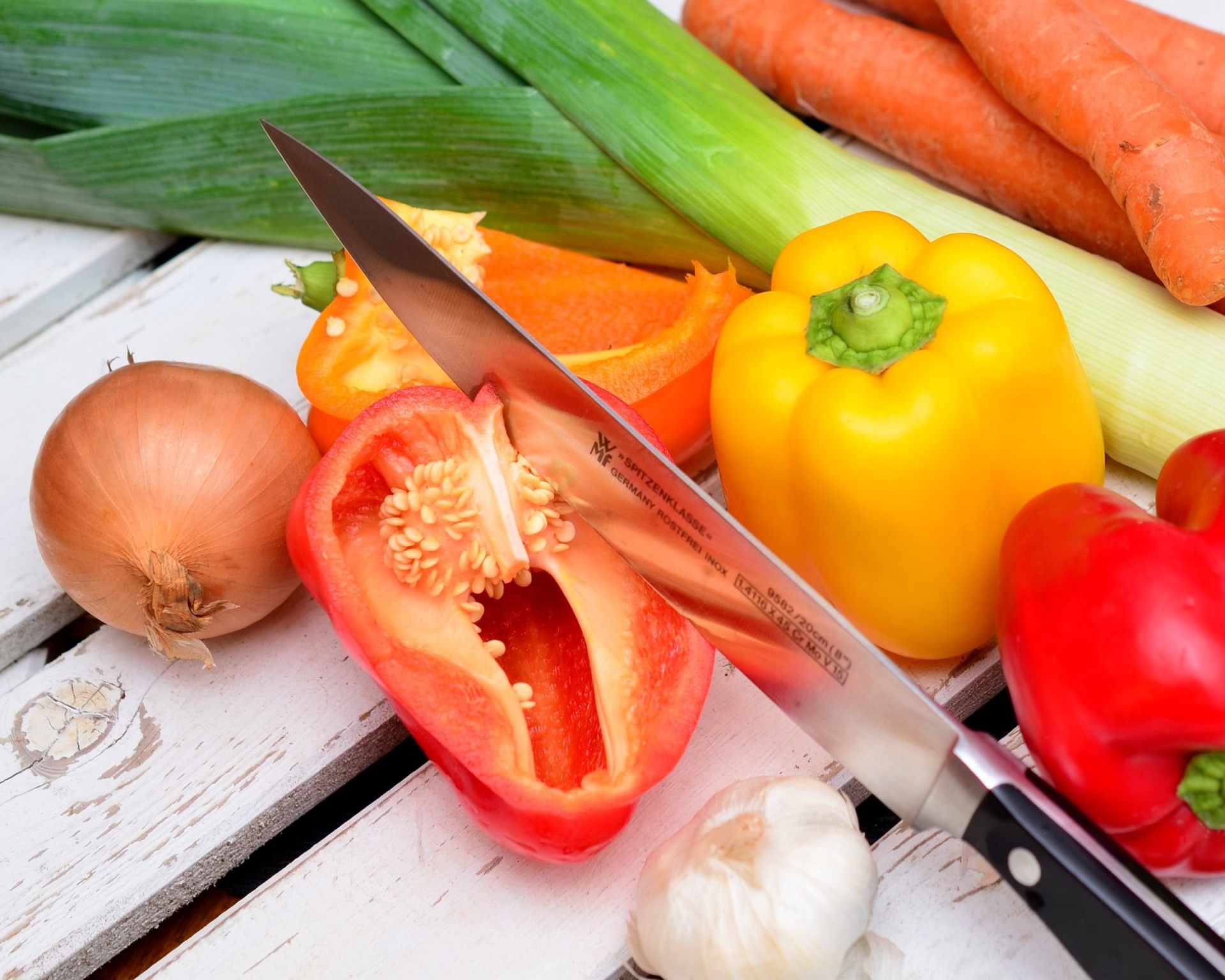 Kuchynský nôž krájajúci čerstvú zeleninu