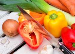 Kuchynský nôž krájajúci čerstvú zeleninu