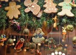 Perníky povešané na vianočnej dekorácii