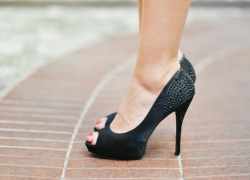 Ženské nohy v topánkach na podpätku