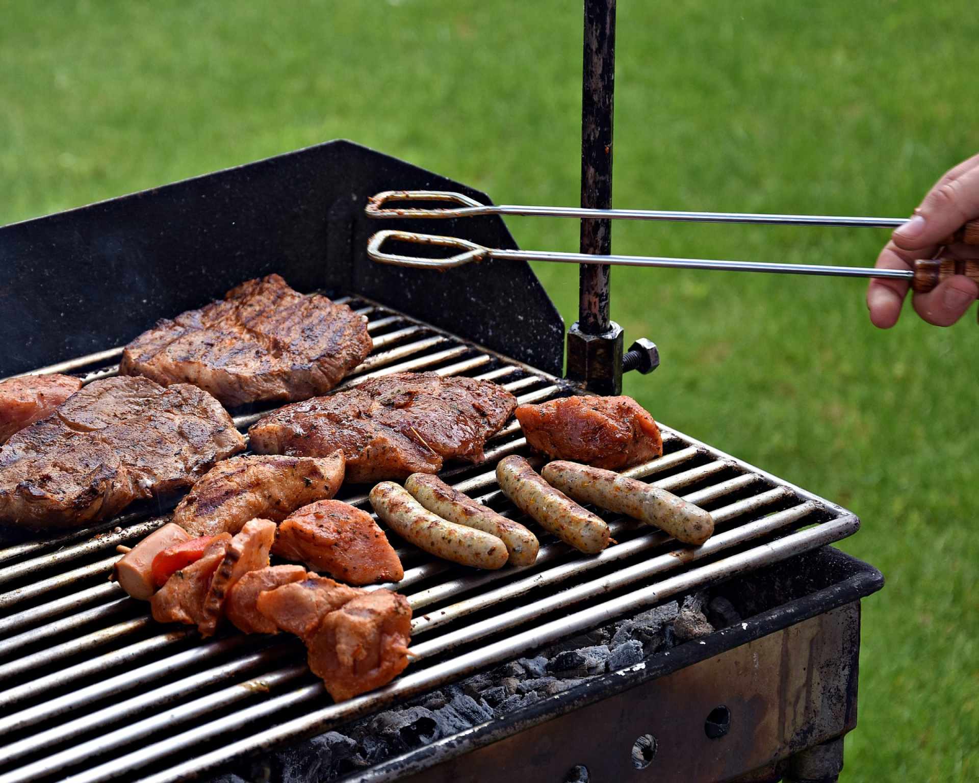 Grilovanie rôznych druhov mäsa - barbeque