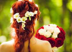 Žena s kvetmi vo vlasoch