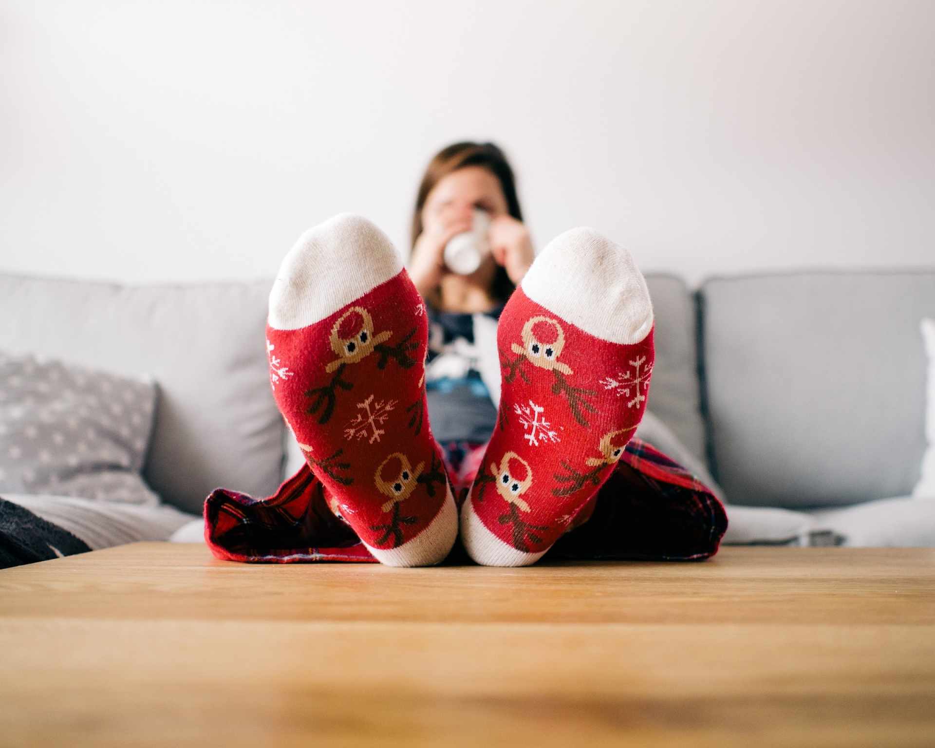 Žena s ponožkami s vianočným motívom
