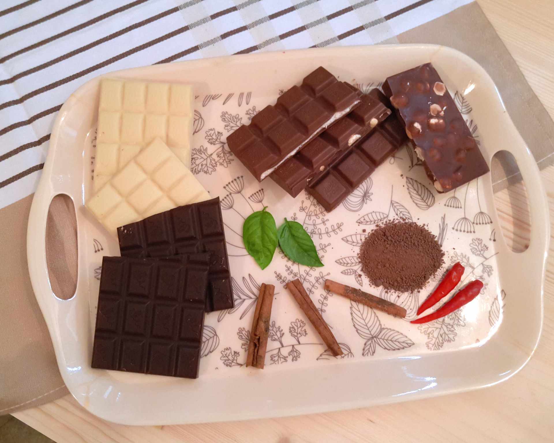 Tabuľky bielej, mliečnej a horkej čokolády s kokosom aj orieškami, čili papričky, celá škorica, kakao, bazalka