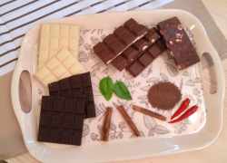 Tabuľky bielej, mliečnej a horkej čokolády s kokosom aj orieškami, čili papričky, celá škorica, kakao, bazalka